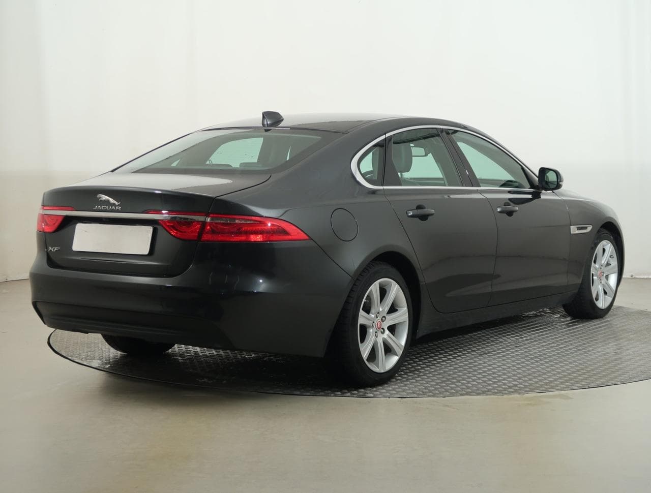 2017 Jaguar XF - 7