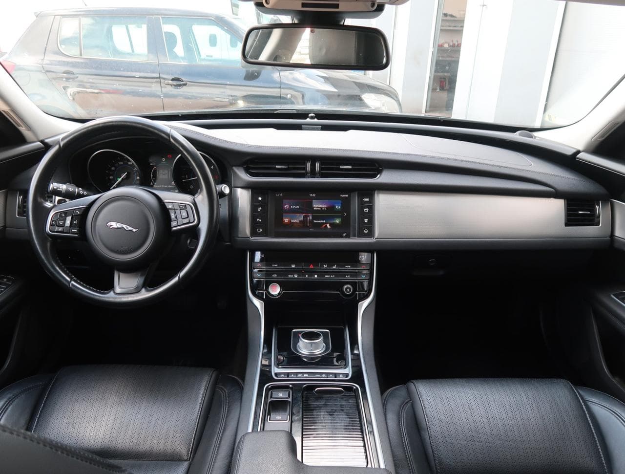 2017 Jaguar XF - 10