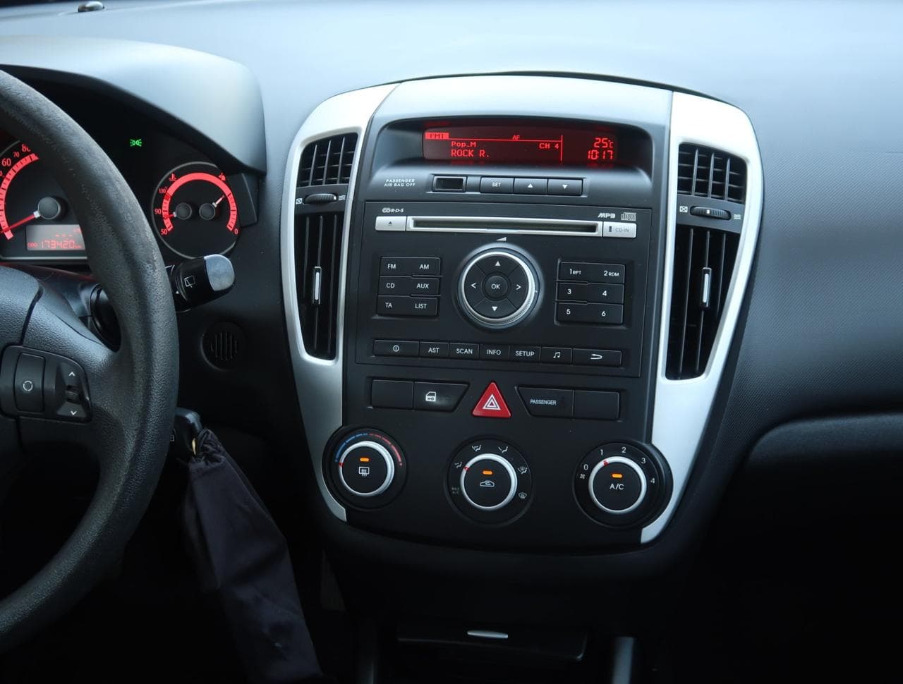 2010 Kia CEE'D - 33