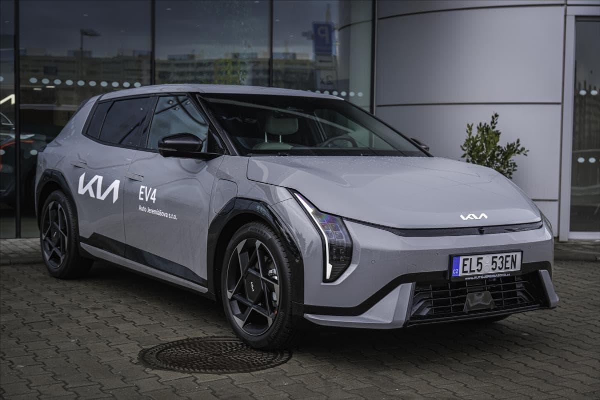 Kia EV4 Synchronní AC elektromotor 4x2 150 Kw + 81,4 KWH hatchback