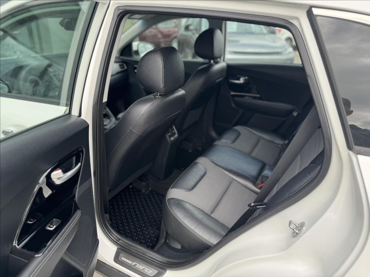 2017 Kia NIRO - 12