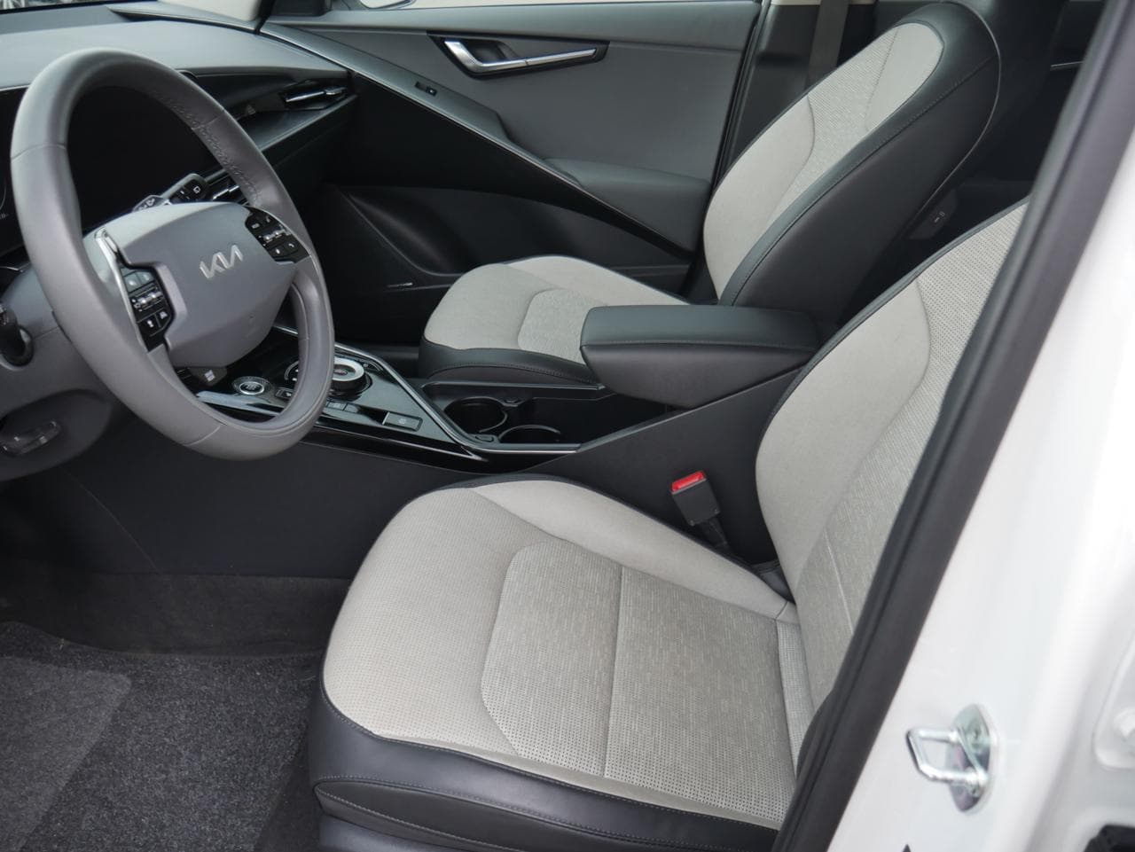 2022 Kia NIRO - 16