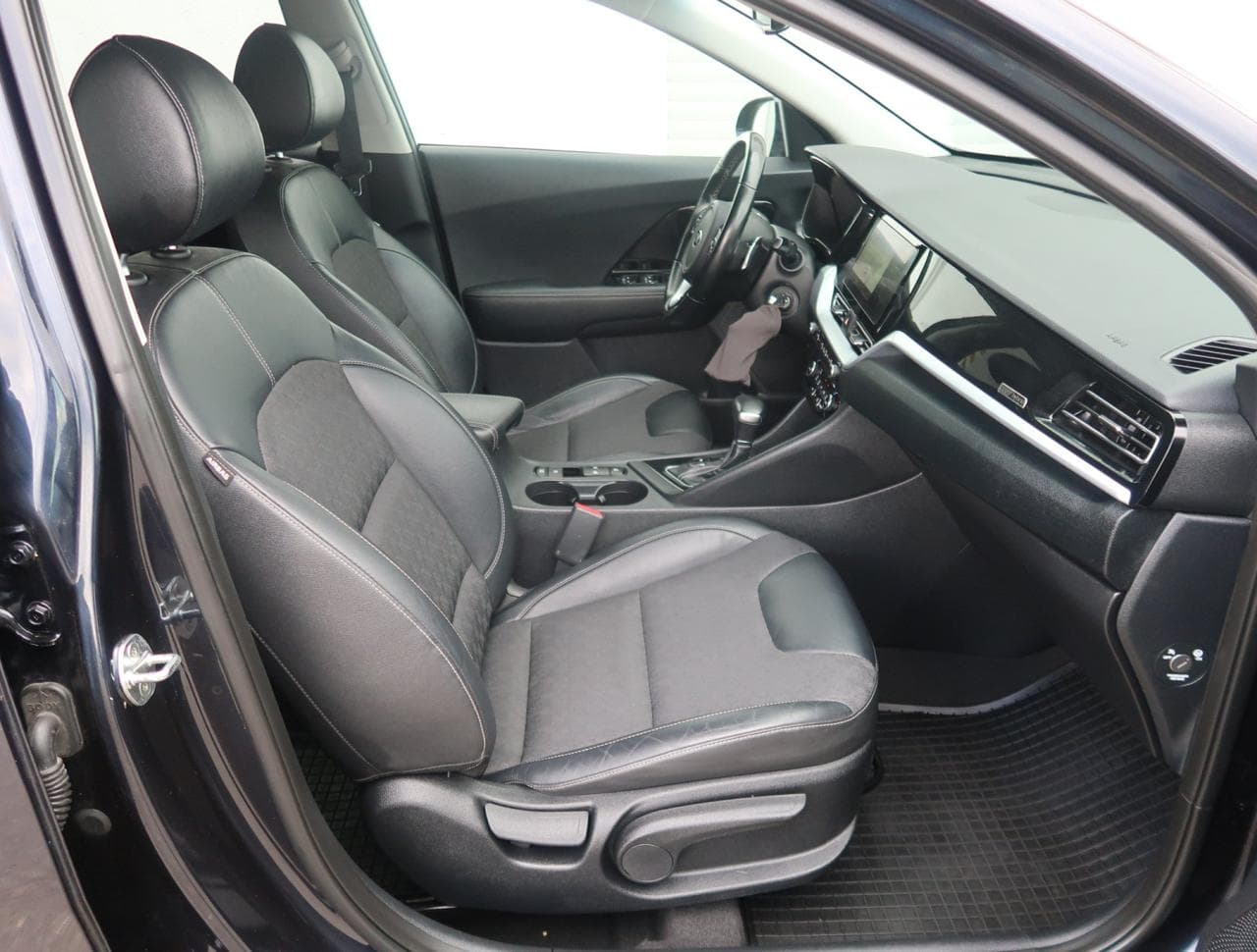 2020 Kia NIRO - 12