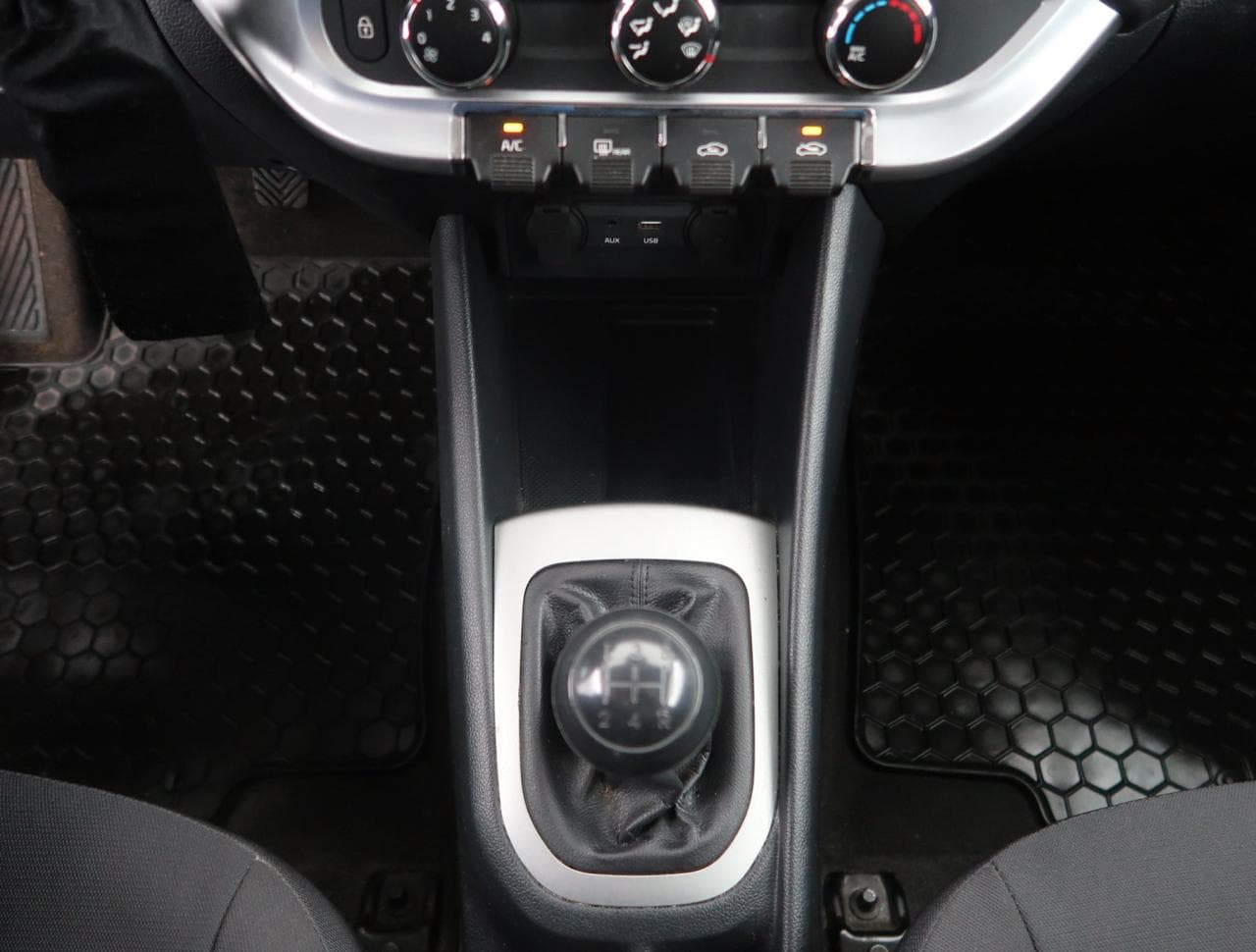 2016 Kia RIO - 34