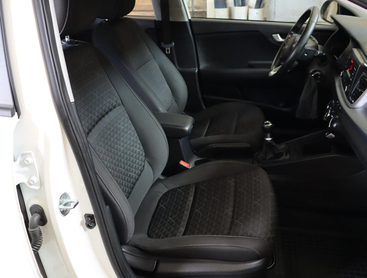 2022 Kia RIO - 14