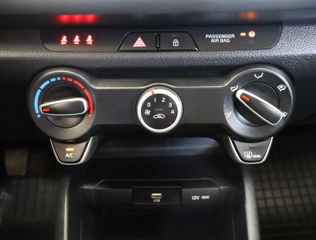 2022 Kia RIO - 32