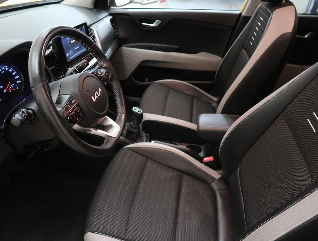 2022 Kia Stonic - 16