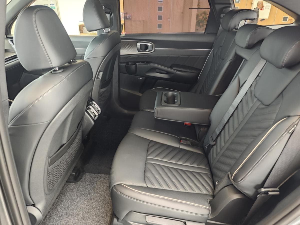 2025 Kia SORENTO - 12