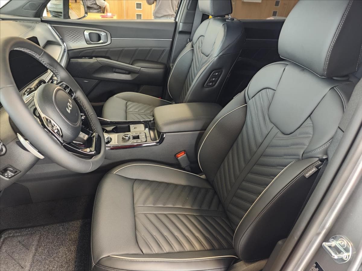 2025 Kia SORENTO - 9
