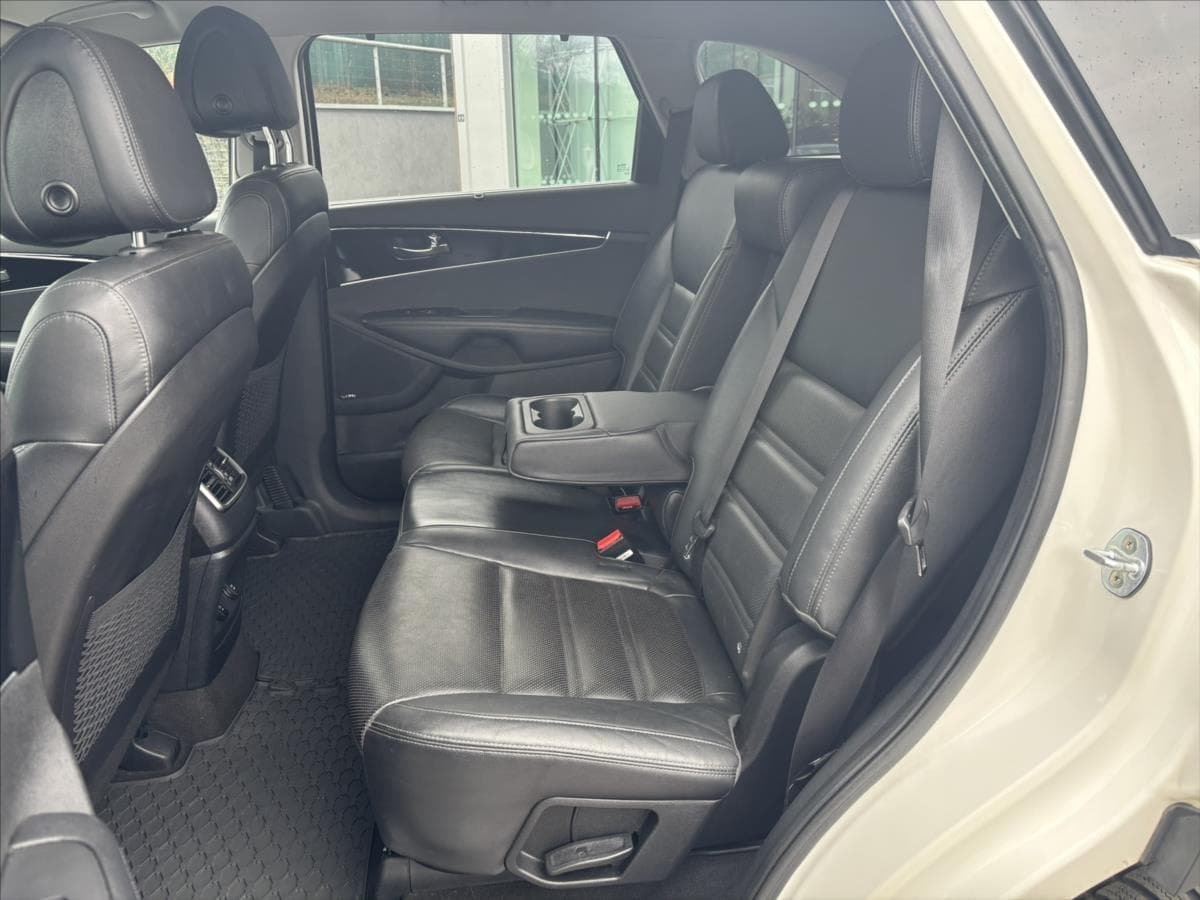 2016 Kia Sorento - 23
