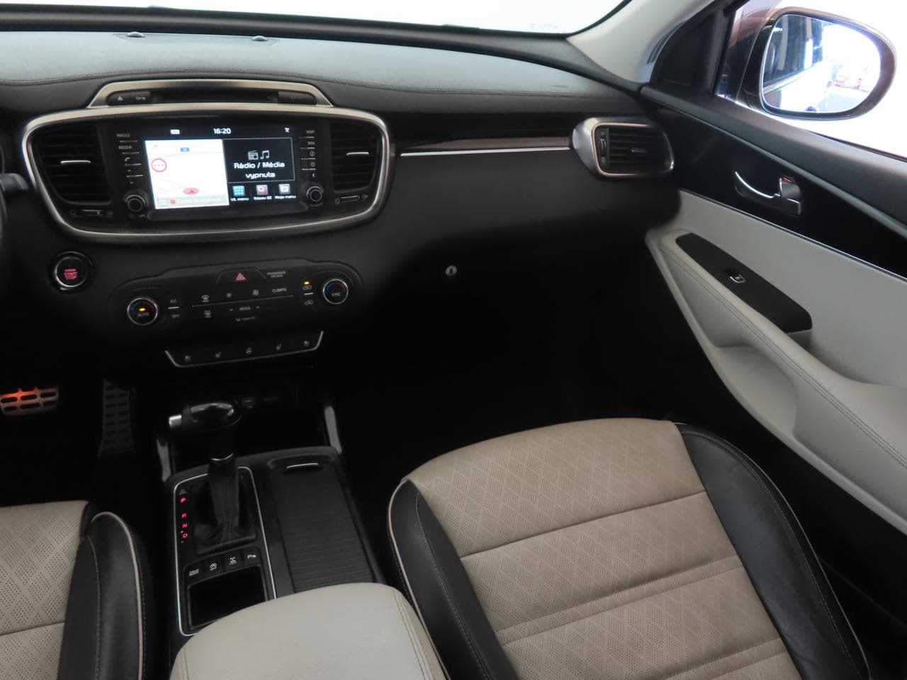 2018 Kia SORENTO - 18