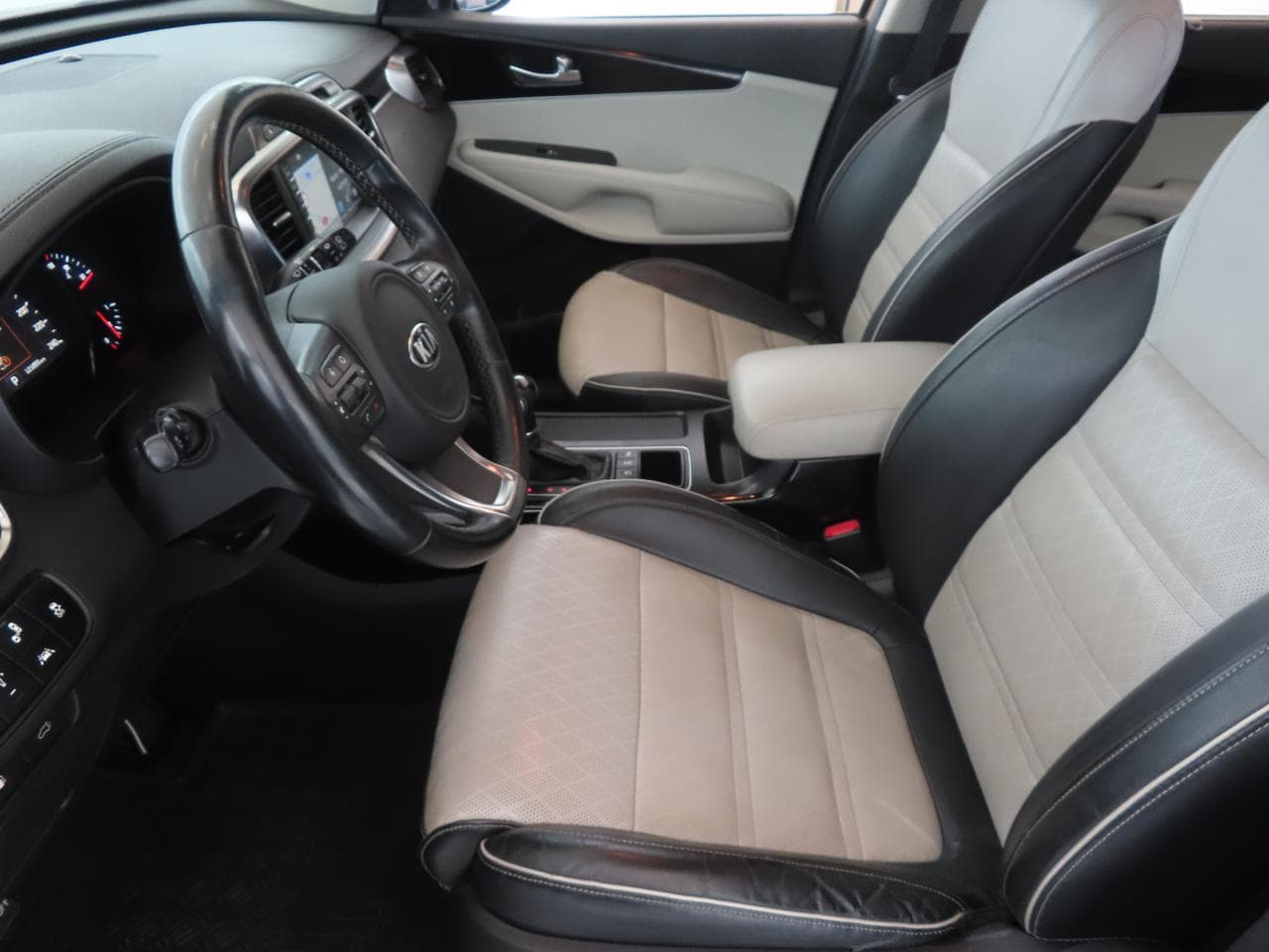 2018 Kia SORENTO - 26