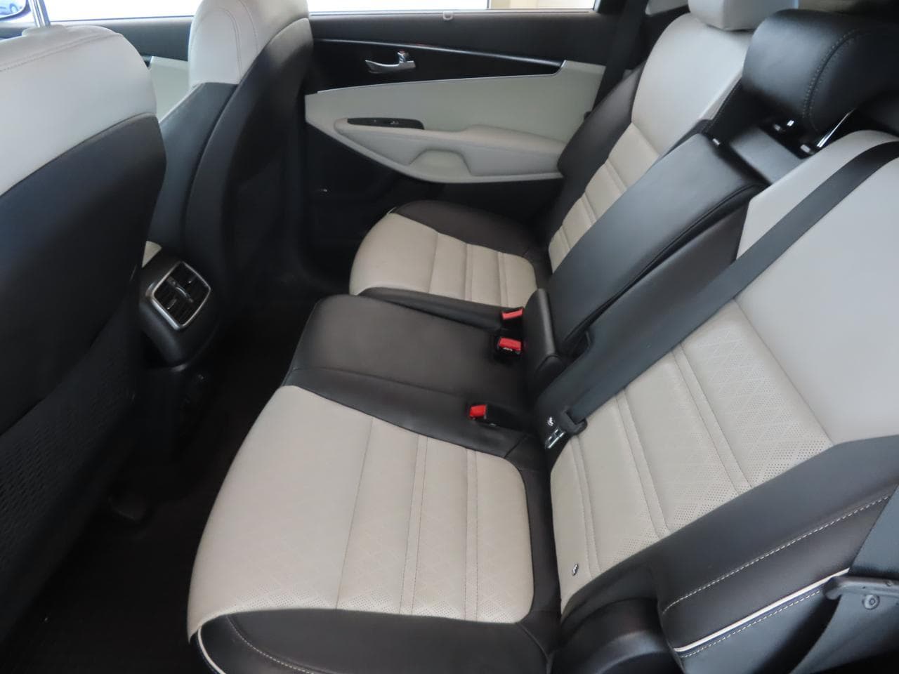 2018 Kia SORENTO - 24