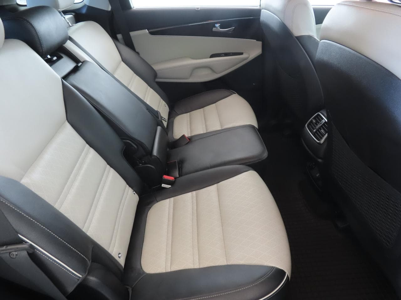 2018 Kia SORENTO - 21