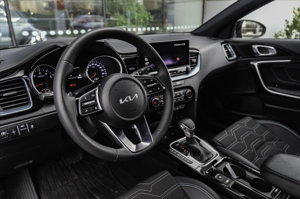 2025 Kia XCEED - 17