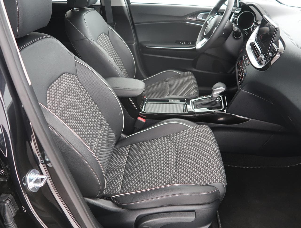 2025 Kia XCEED - 12