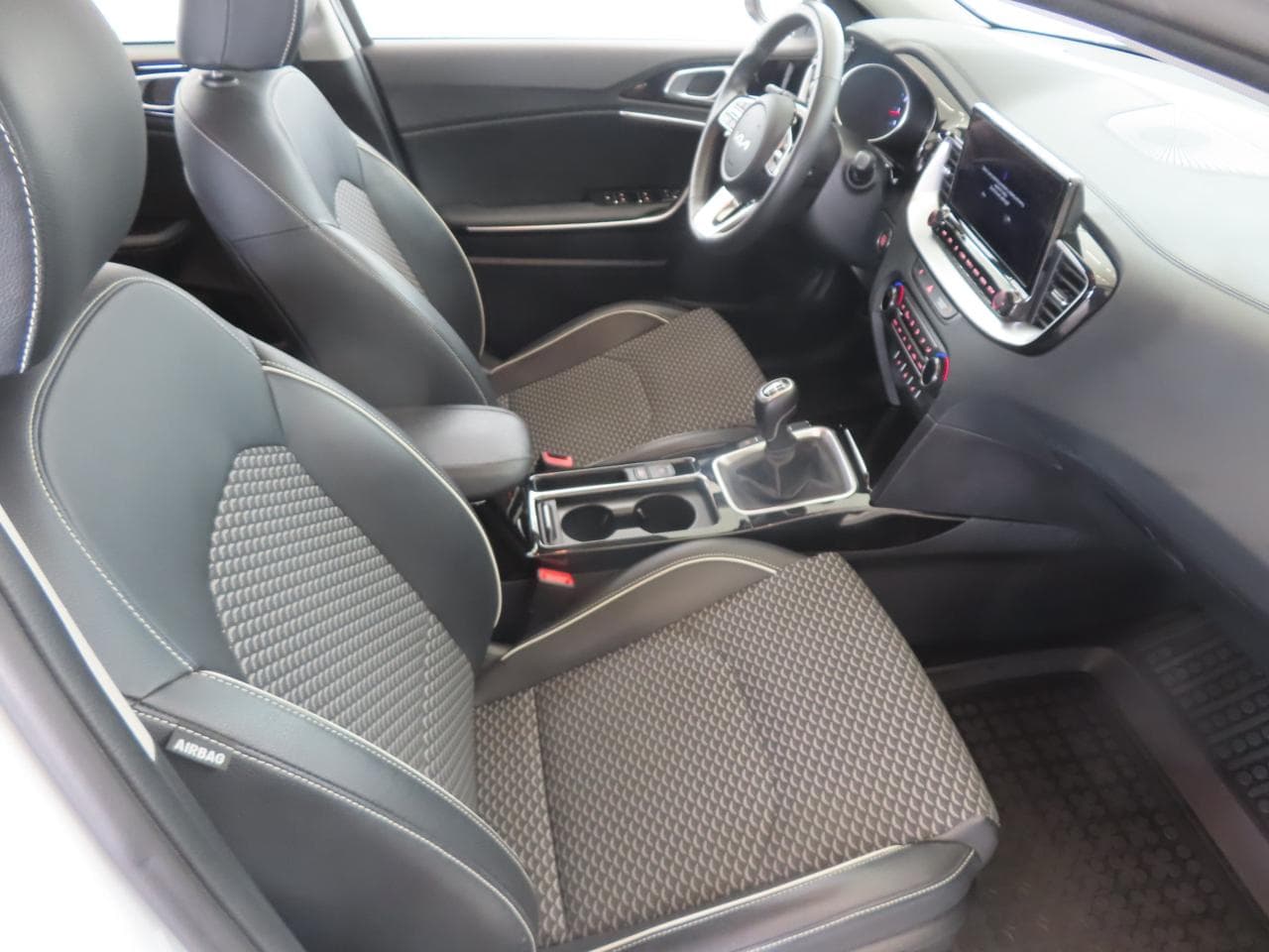 2023 Kia XCEED - 12