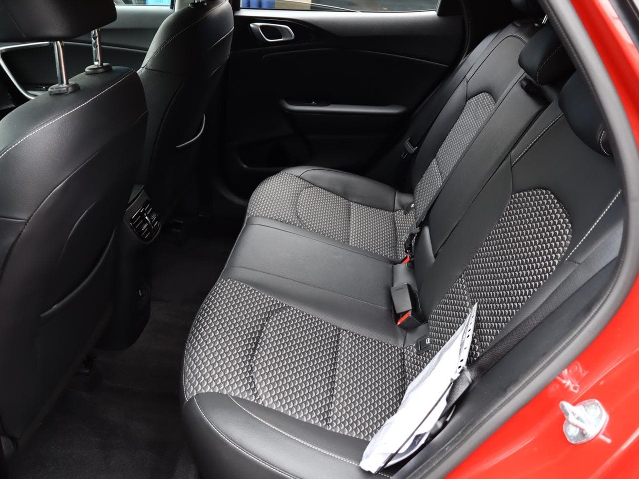 2025 Kia XCEED - 13