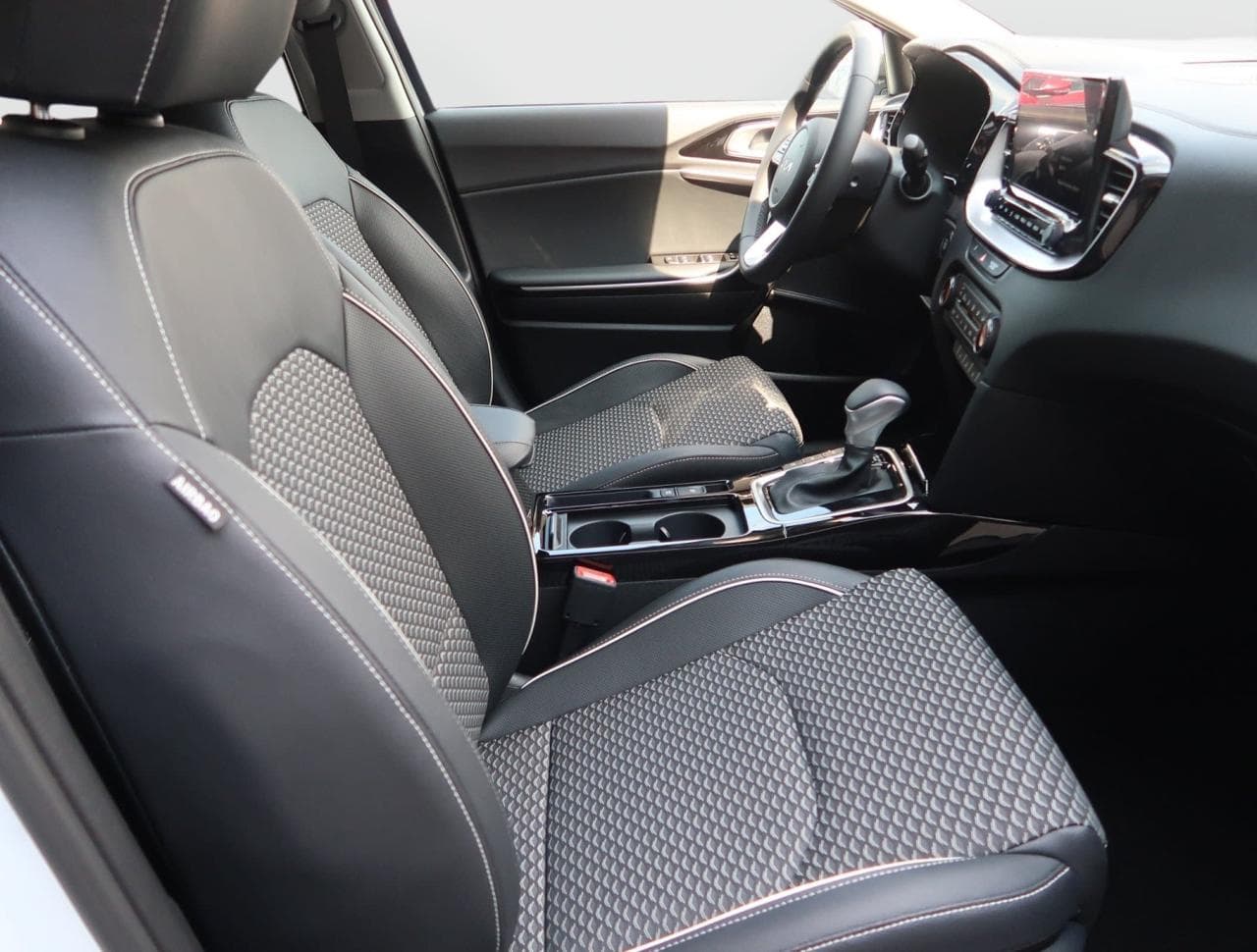 2025 Kia XCEED - 12