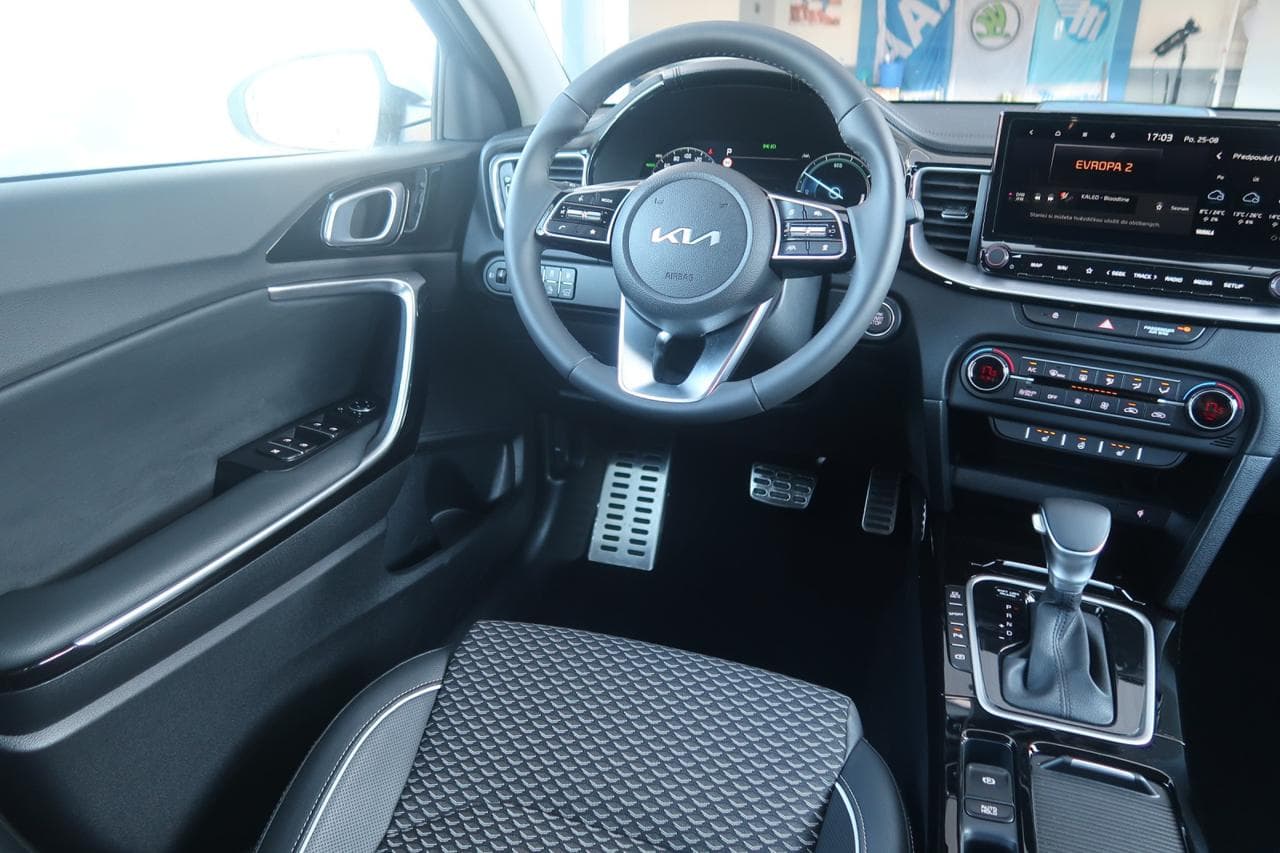 2025 Kia XCEED - 9