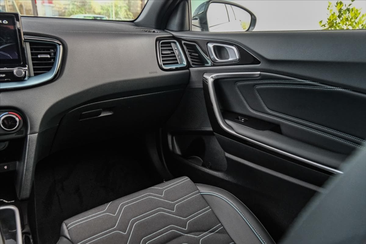 2025 Kia XCEED - 18