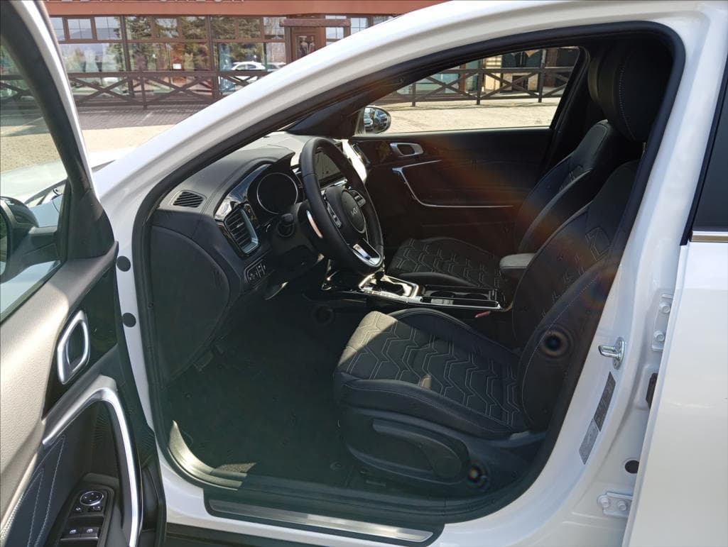 2025 Kia XCEED - 17