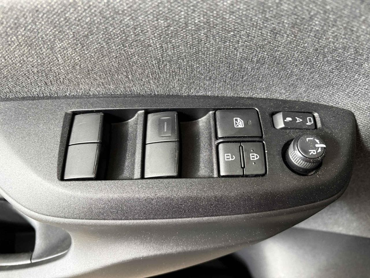 2022 Mazda 2 - 12
