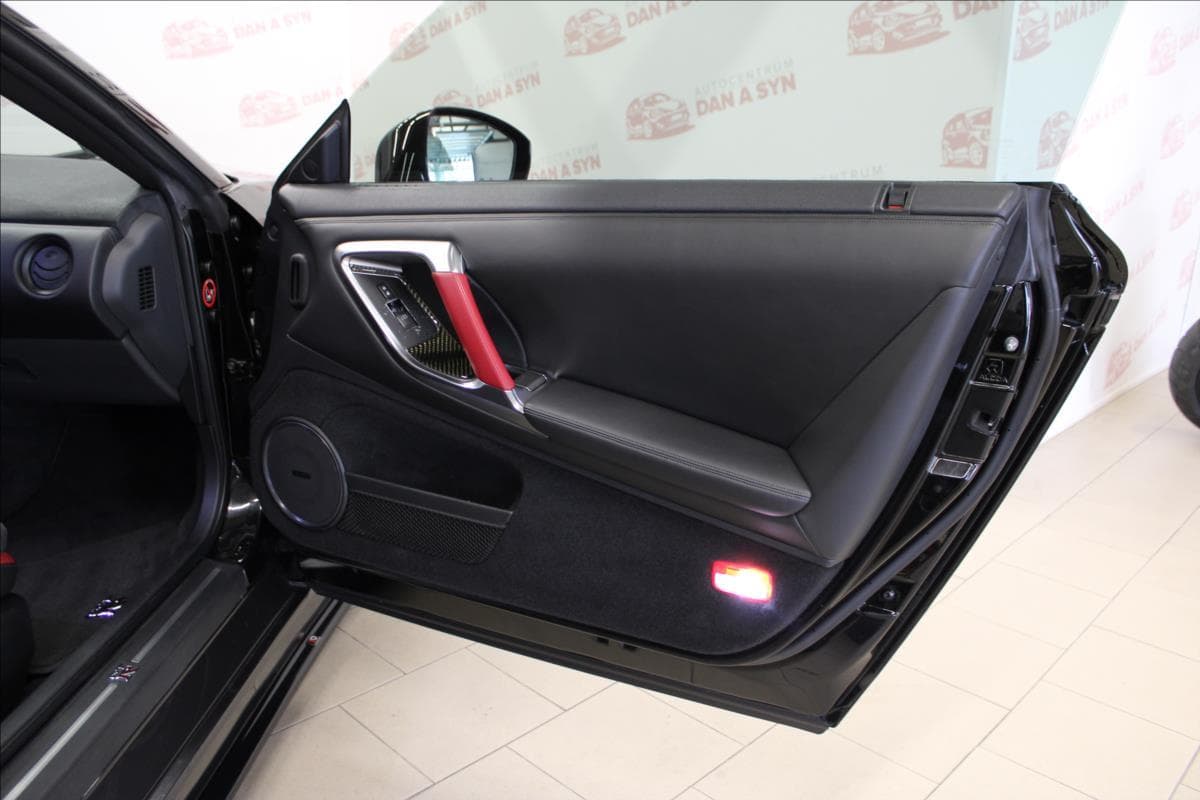 2009 Nissan GT-R - 13
