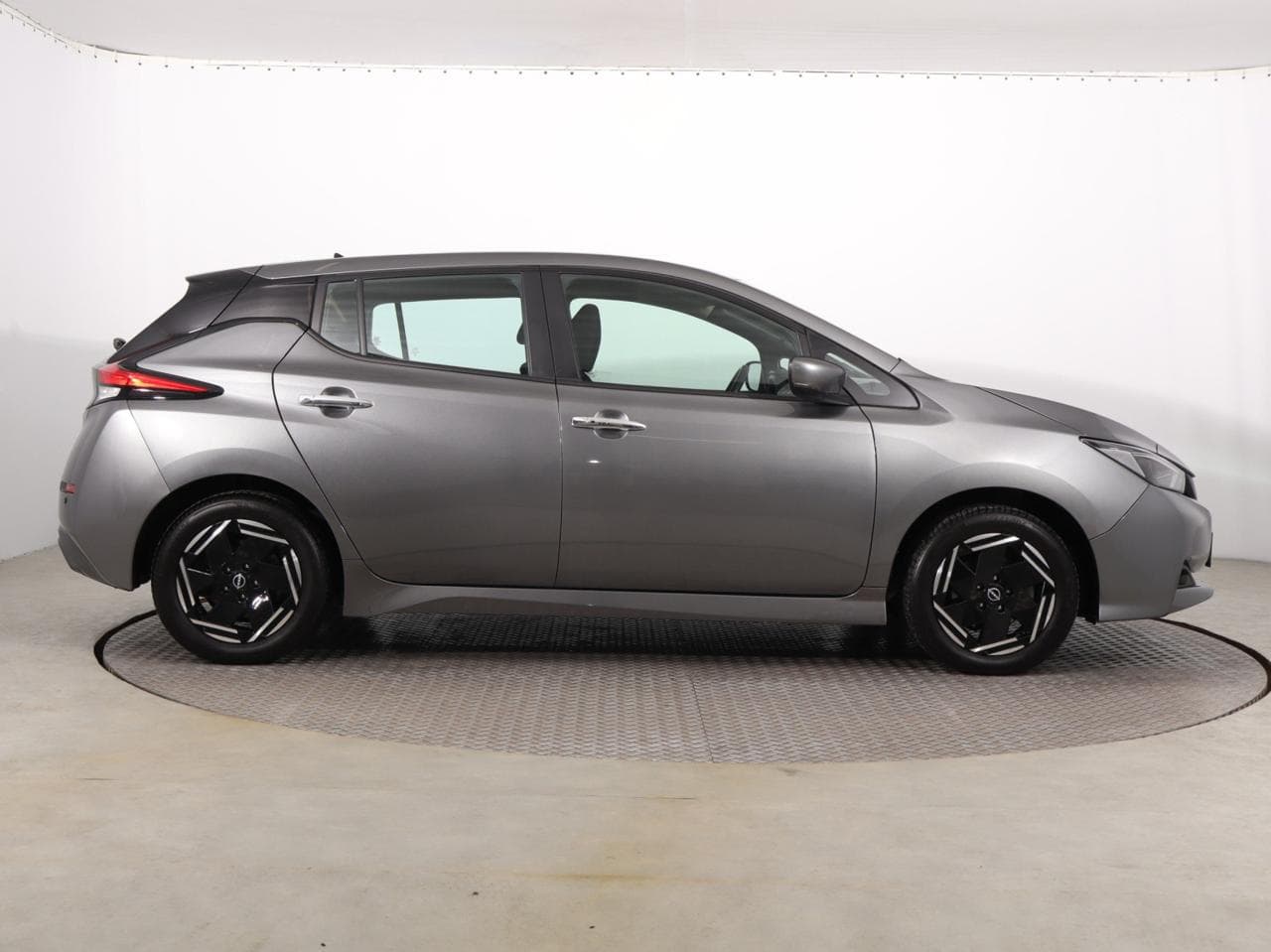2022 Nissan LEAF - 8