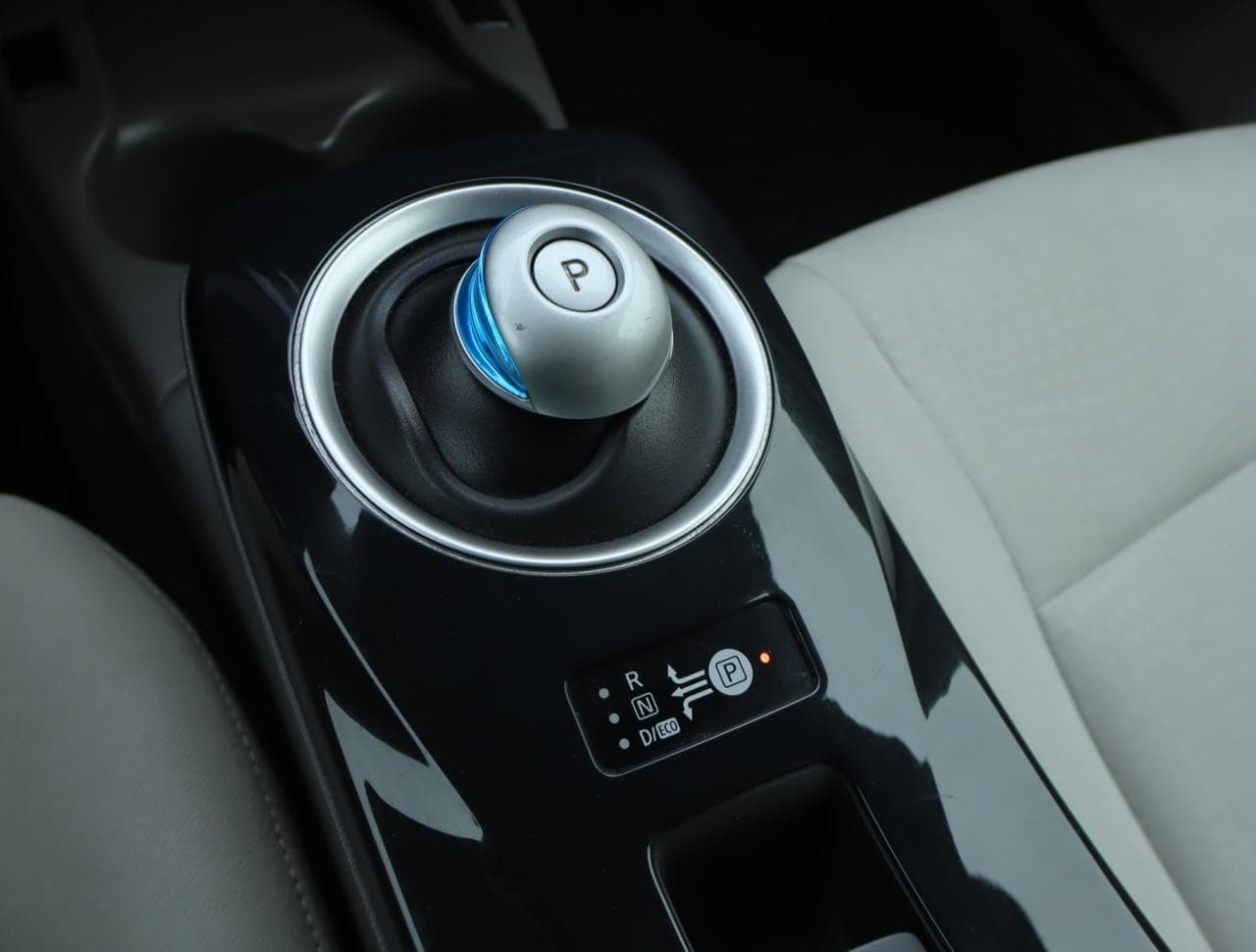 2012 Nissan LEAF - 25