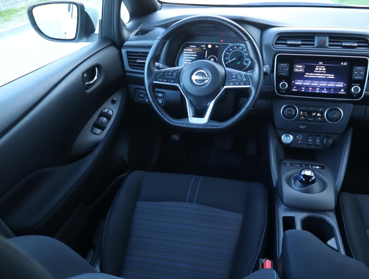 2022 Nissan LEAF - 9