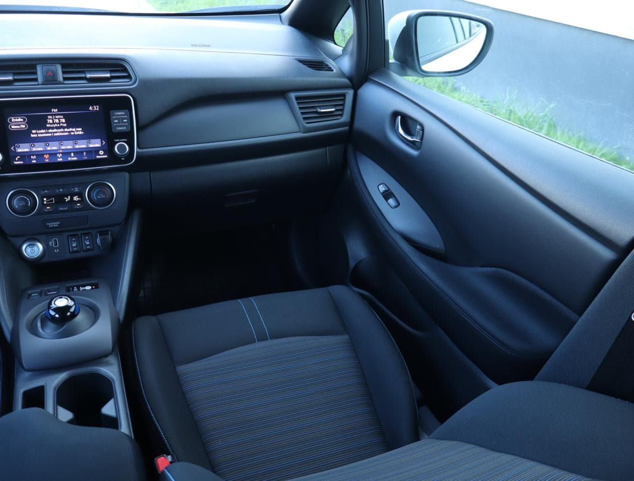 2022 Nissan LEAF - 11