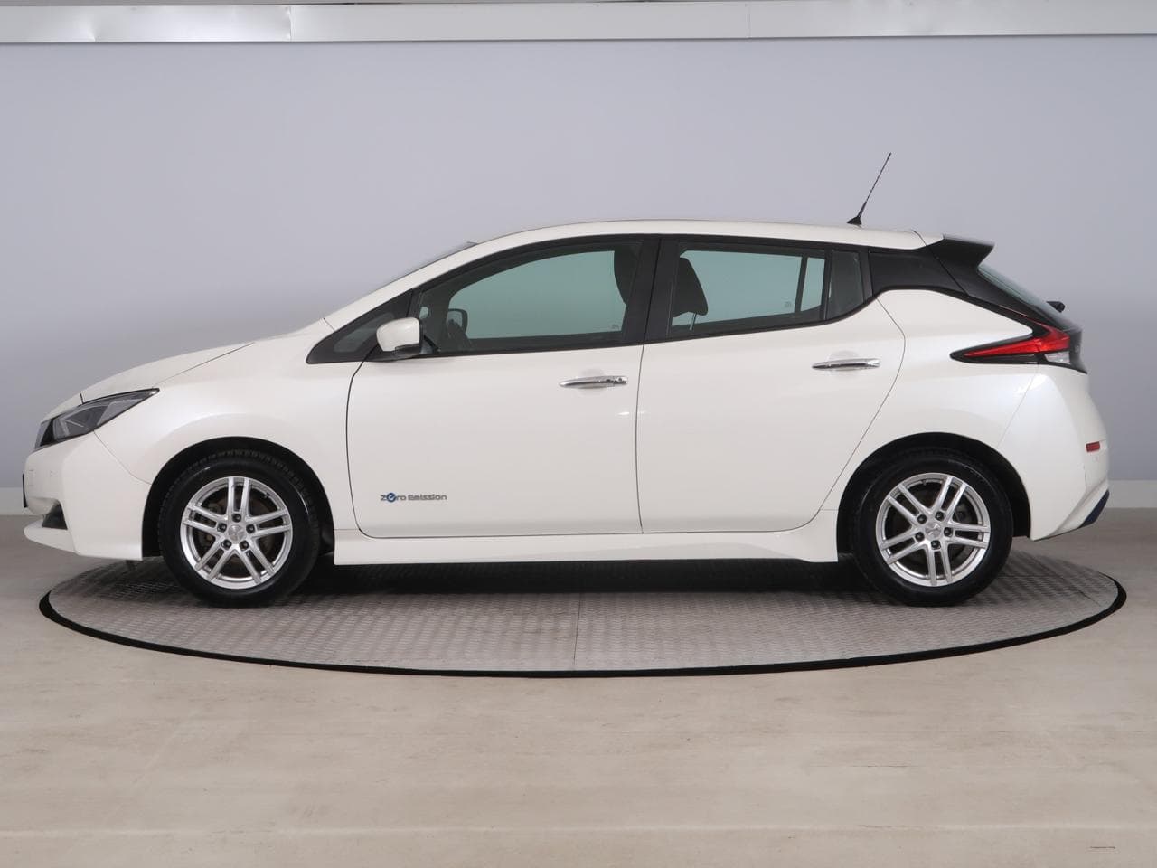 2018 Nissan LEAF - 4