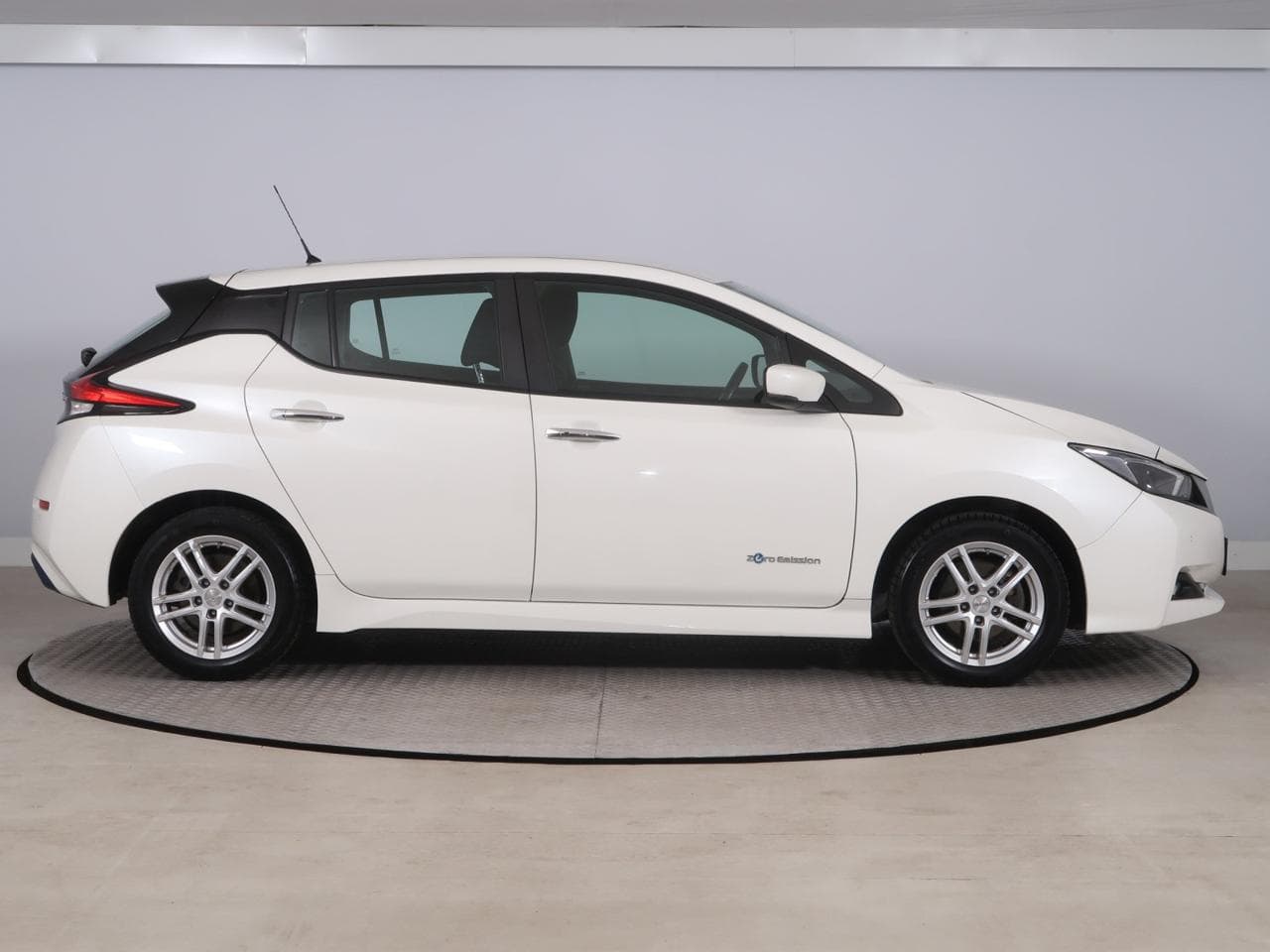 2018 Nissan LEAF - 8