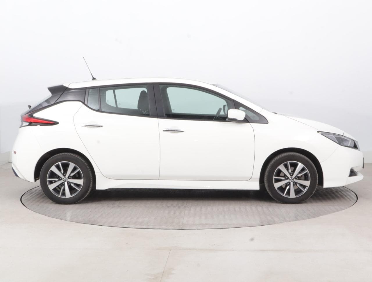 2021 Nissan LEAF - 8