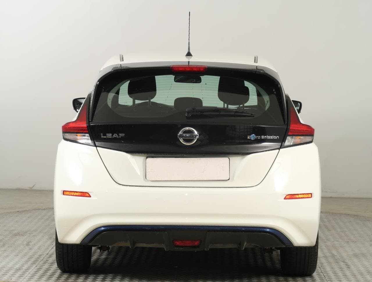 2022 Nissan LEAF - 10