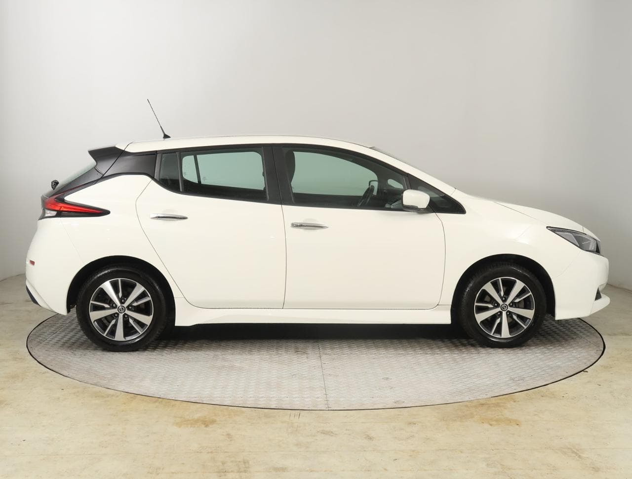 2022 Nissan LEAF - 14