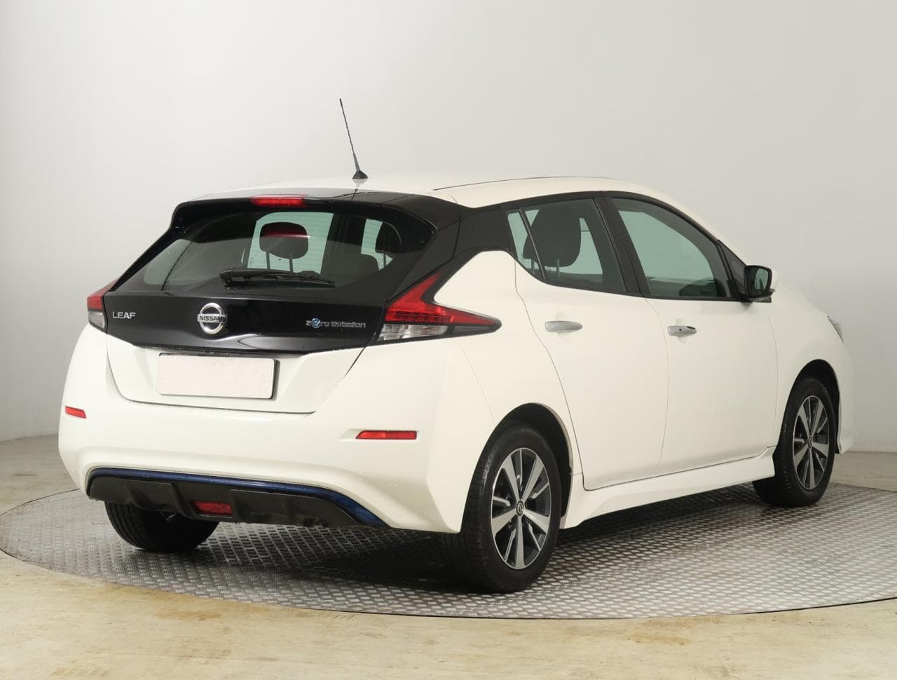 2022 Nissan LEAF - 12