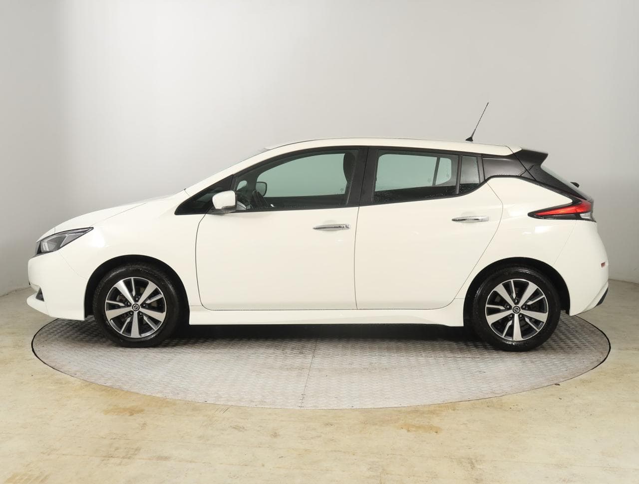 2022 Nissan LEAF - 6