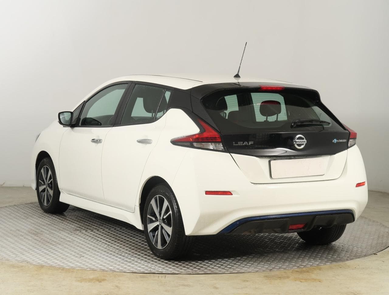 2022 Nissan LEAF - 8