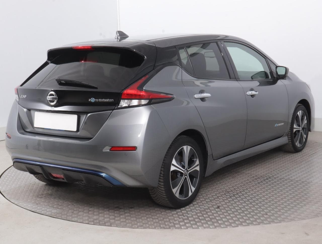 2022 Nissan LEAF - 8