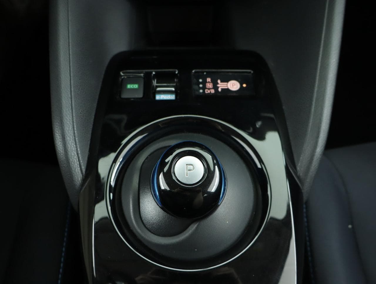 2018 Nissan LEAF - 16