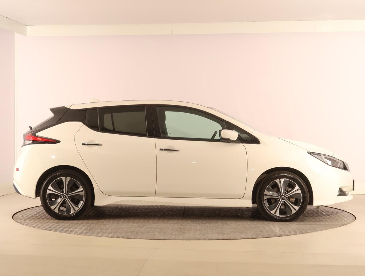 2020 Nissan LEAF - 15