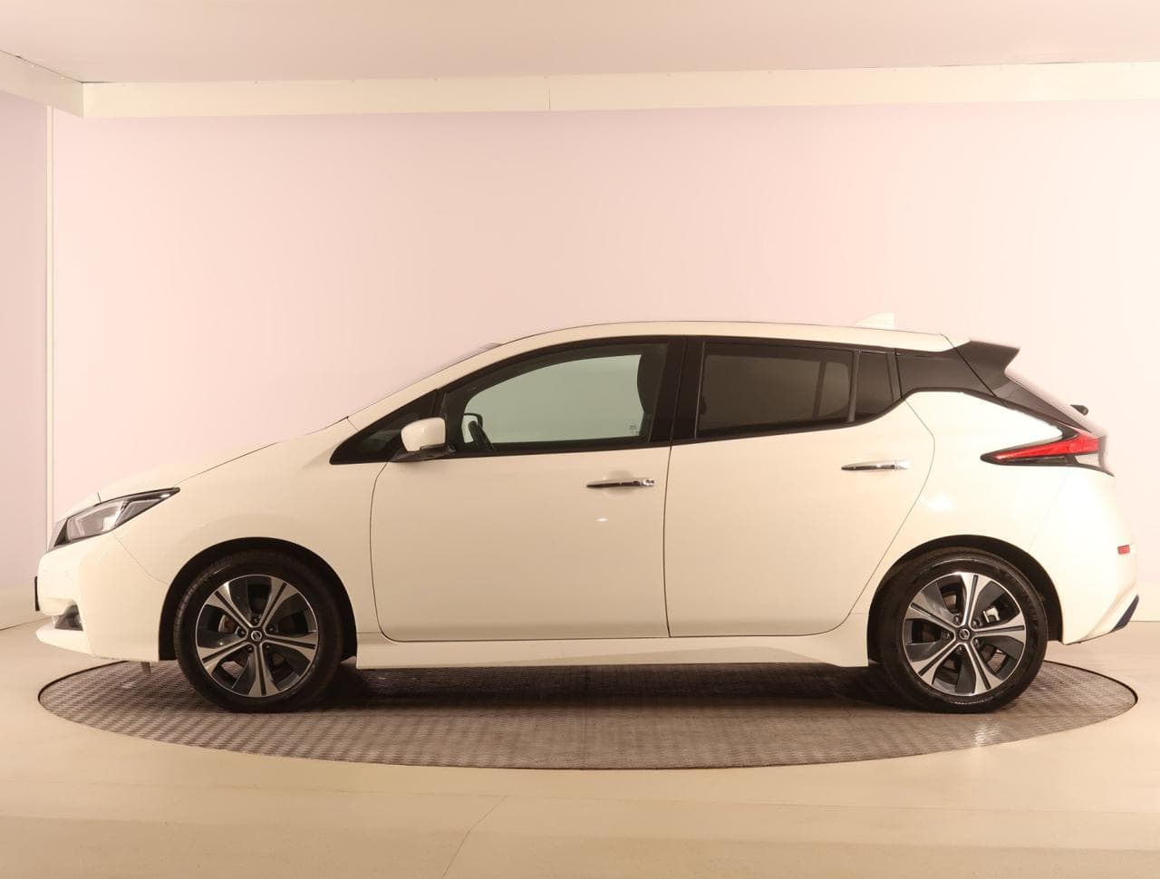 2020 Nissan LEAF - 7