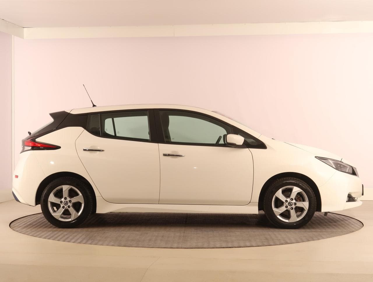 2021 Nissan LEAF - 8