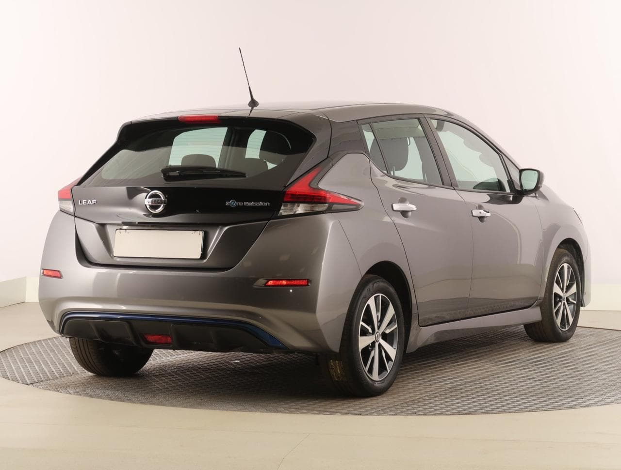 2021 Nissan LEAF - 7