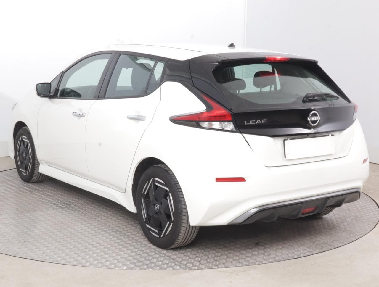 2022 Nissan LEAF - 5