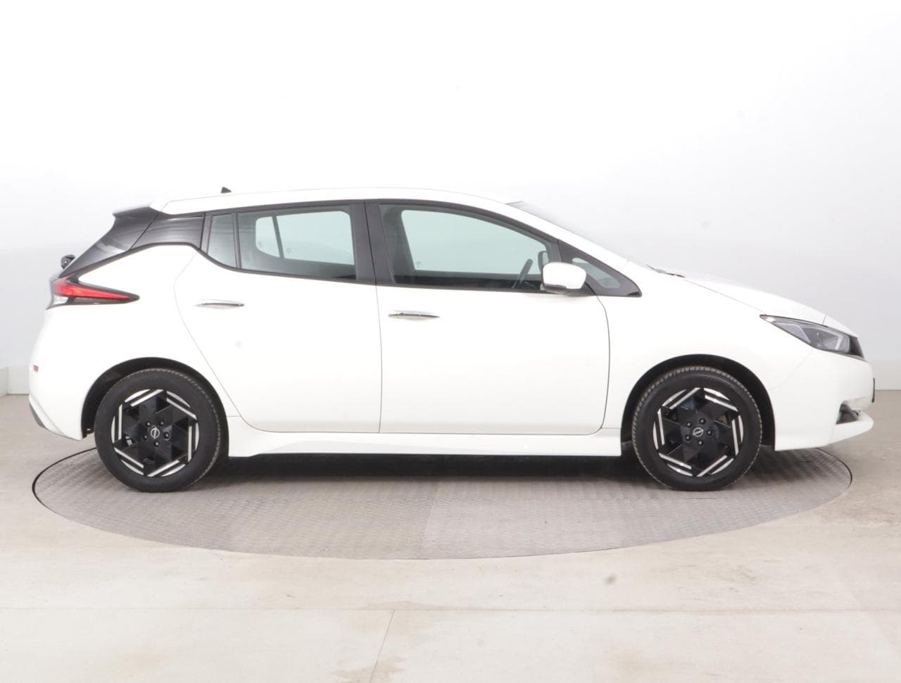 2022 Nissan LEAF - 8
