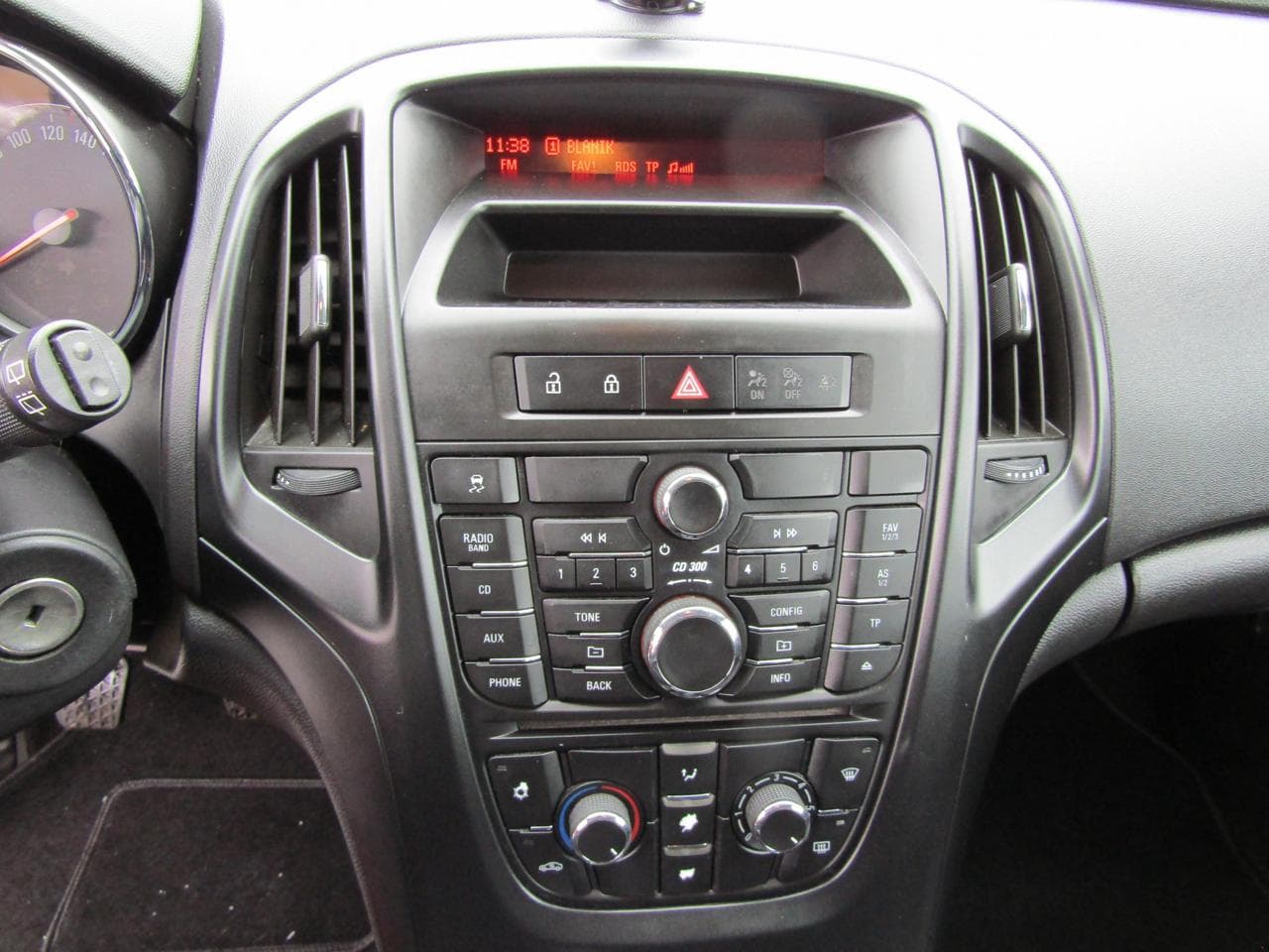 2011 Opel ASTRA - 11