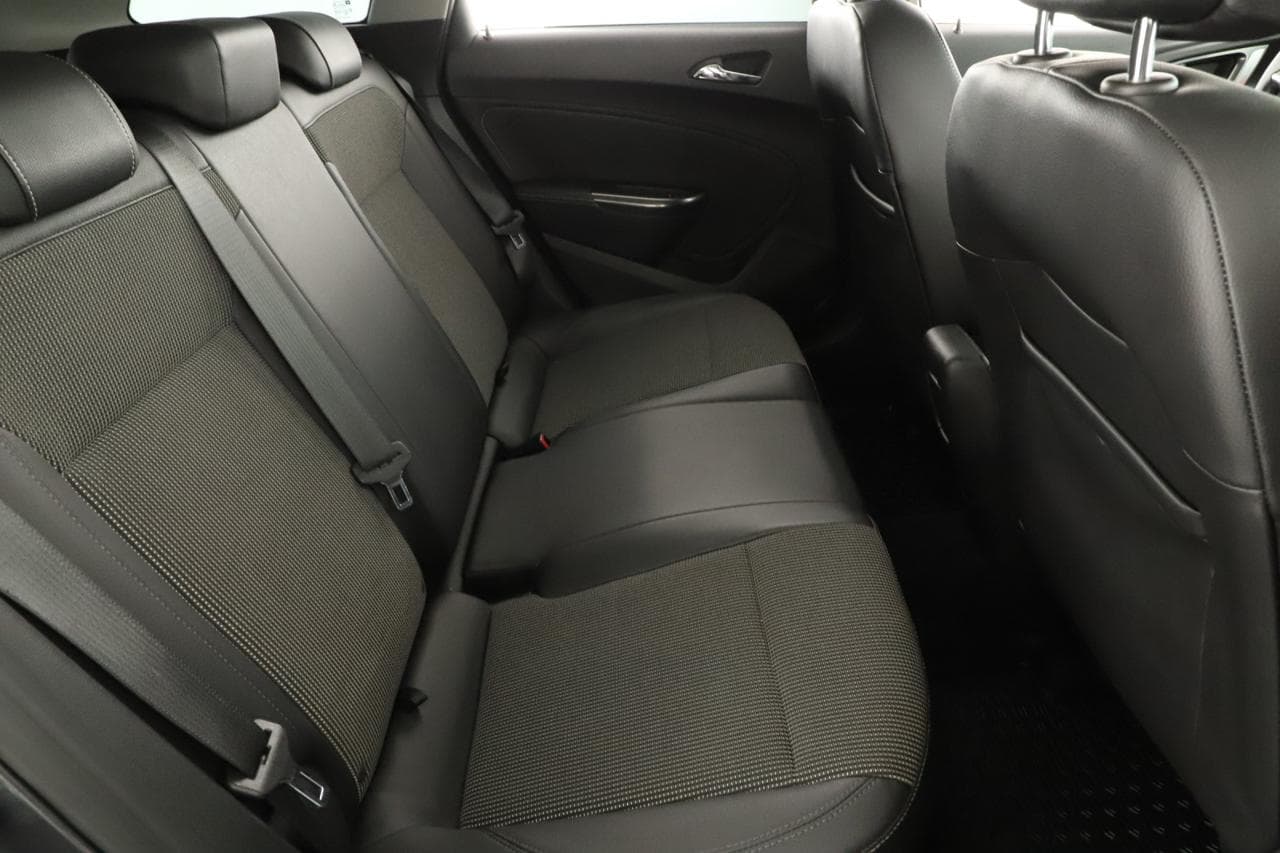 2011 Opel Astra - 10